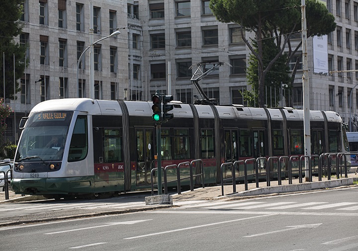 Un tram della linea 3 a viale Aventino