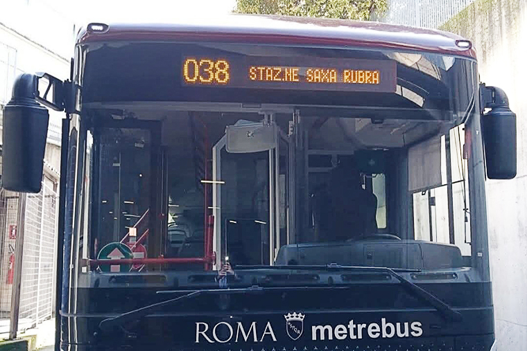 Un bus della linea 038 gestita da Bis