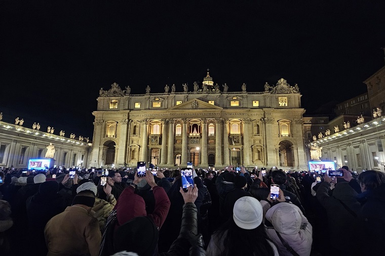 Fedeli in piazza San Pietro nella notte del 24 dicembre 2024