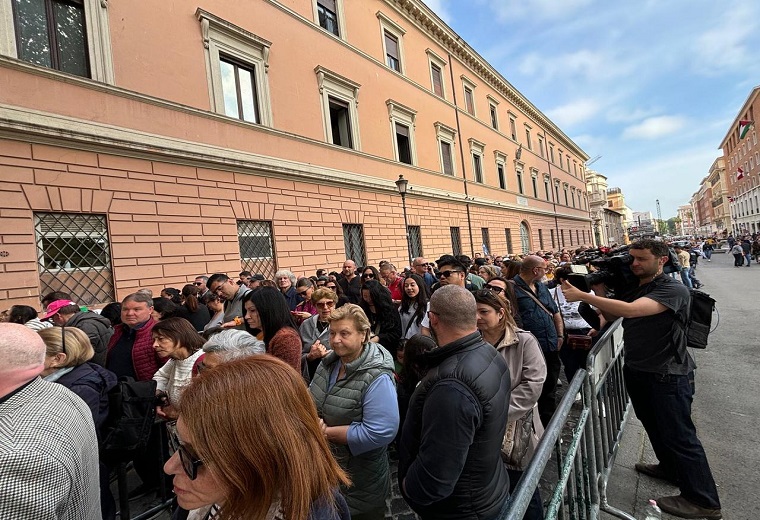 fedeli in fila per papa francesco