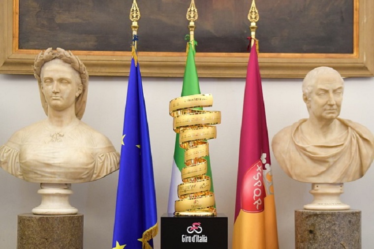 In Campidoglio un momento della presentazione del Giro, con il trofeo