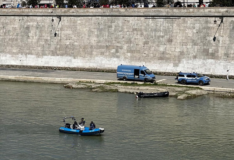 la Squadra Fluviale della Polizia di Stato in azione sul Tevere