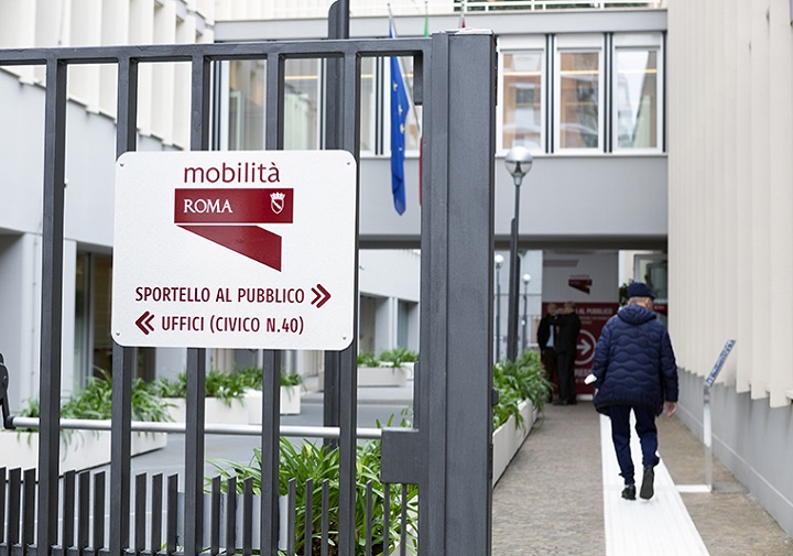 l'entrata dello Sportello permessi di via Silvio D'Amico 40