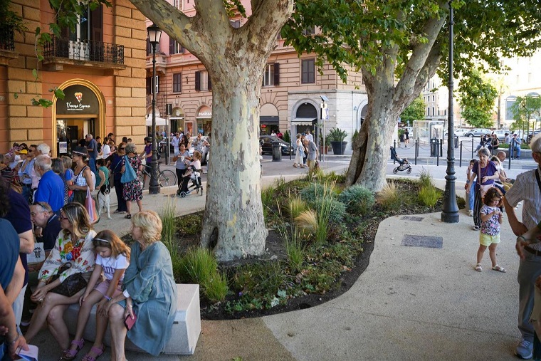 l'inaugurazione degli arredi urbani