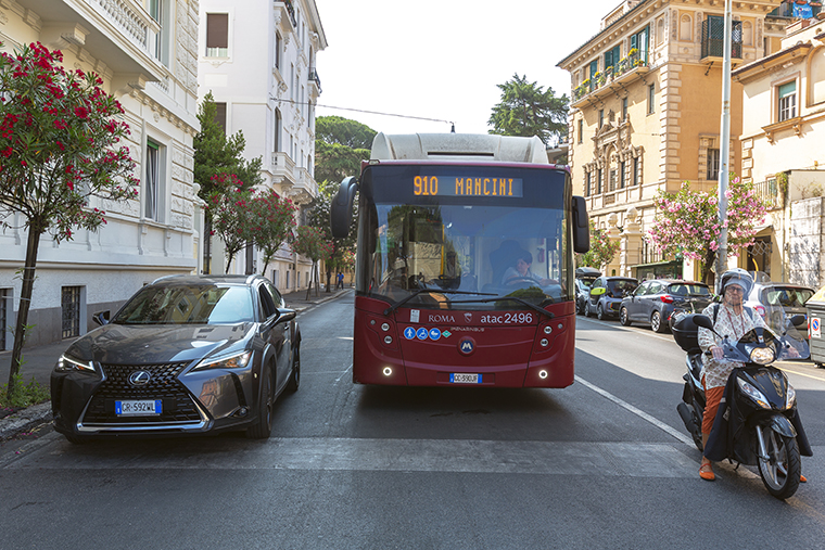 Un autobus della linea 910