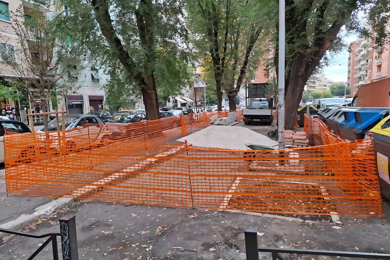 Il cantiere in viale Somalia per la messa in sicurezza dell'incrocio pedonale