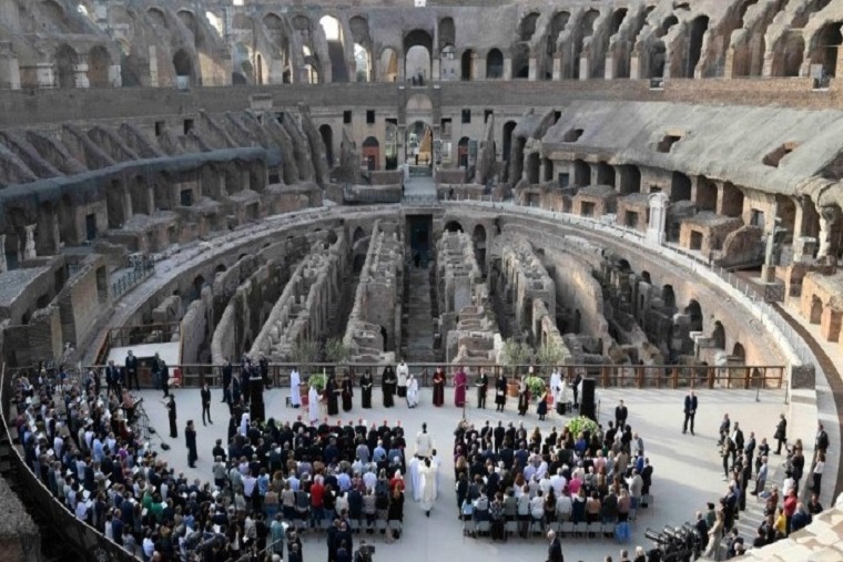La preghiera per la Pace al Colosseo