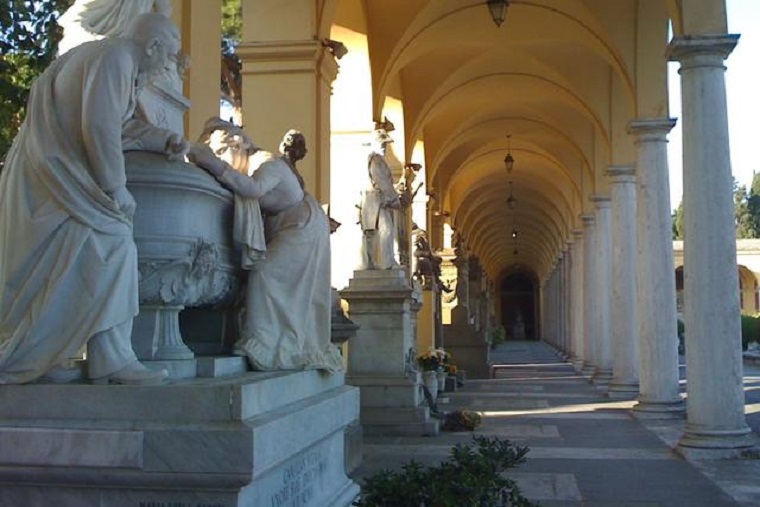 Uno dei portici del Cimitero Monumentale del Verano