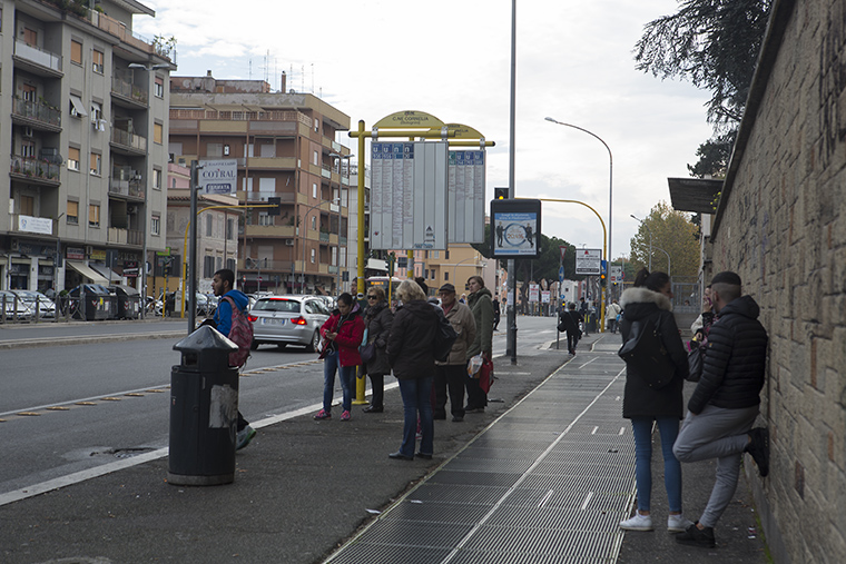Utenti in attesa alle fermate 