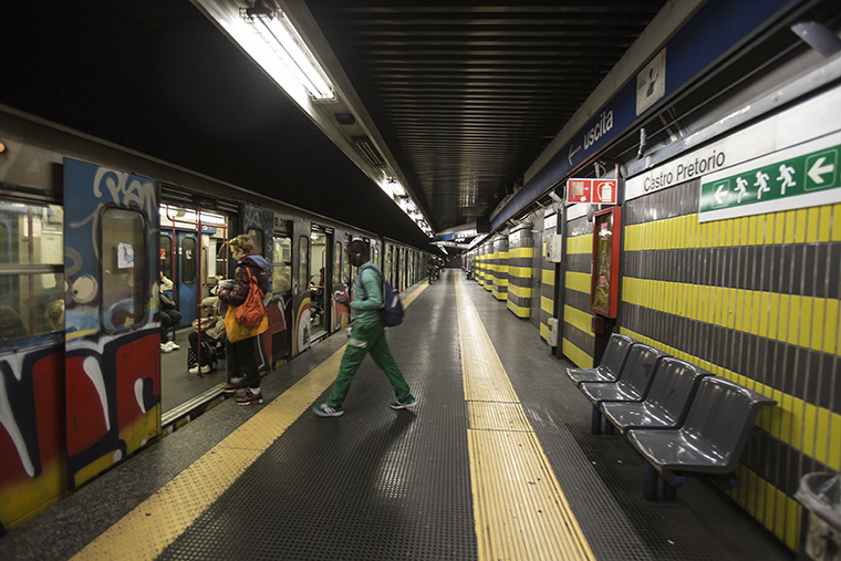 Metro B, stazione Castro Pretorio: passeggeri salgono in treno