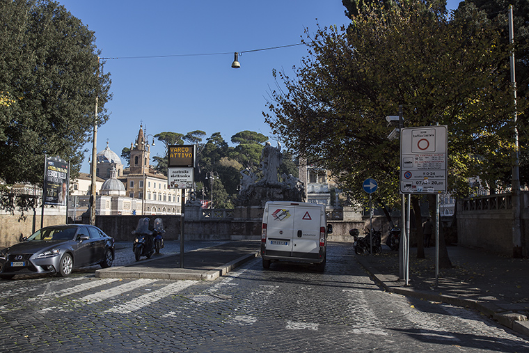 Varco Ztl in via Ferdinando di Savoia