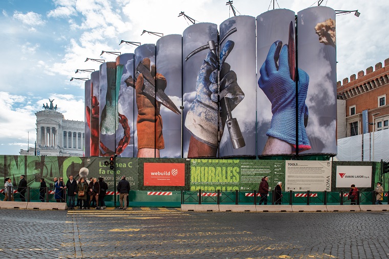 Il murale sui silos del cantiere metro C di piazza Venezia