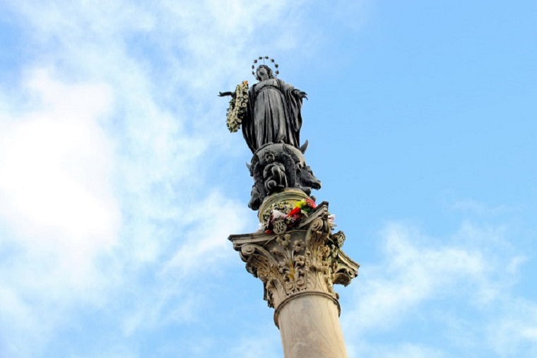La statua dell'Immacolata a piazza Mignanelli
