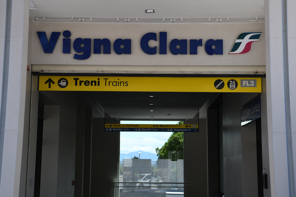 Dettaglio ingresso stazione Vigna Clara