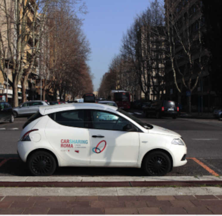 Un'auto del Car Sharing Roma