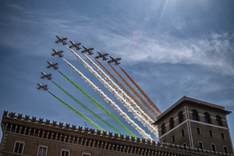Le frecce tricolori su piazza Venezia a Roma