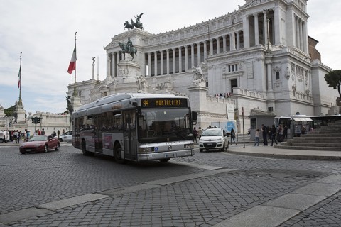 un bus a piazza Venezia