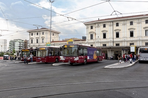 Il capolinea bus Atac davanti alla stazione di Trastevere