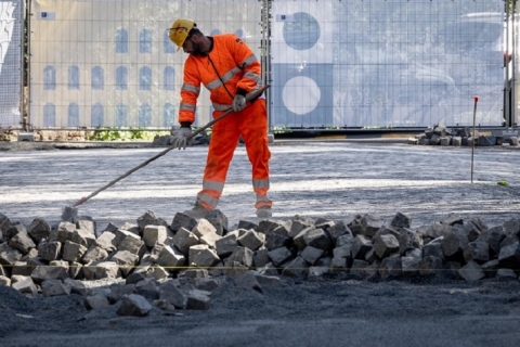 Operaio al lavoro sui sampietrini al Circo Massimo