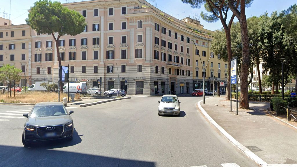 Black point via Appia Nuova - piazza Re di Roma 2 BPP 020 M07 Piazza Re di Roma uomo HD ante 1