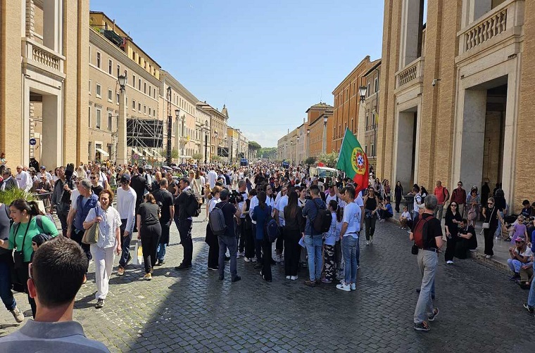 la folla di fedeli diretta a San Pietro